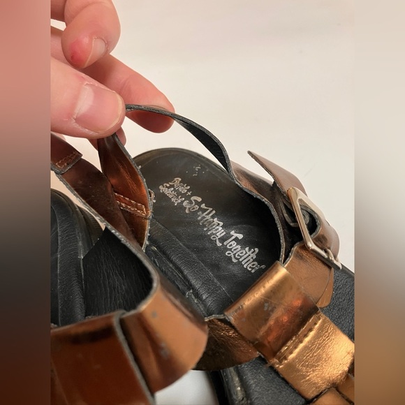 BUFFALO + SOLESTRUCK SO HAPPY TOGETHER metallic fisherman’s sandals - Picture 3 of 6